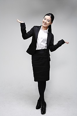 포토 JPG 스튜디오촬영 전신 여자 포즈 비즈니스 모션 실내 한명 서기 미소 웃음 사람 동양인 정장 손짓 20대 성인 한국인 직장인 비즈니스우먼 여자만 여자한명만 성인여자만 청년만 청년여자만 성인한명만 청년여자한명만 성인여자한명만 성인만 국내포토 직업 1 옷 표정 인종 청년 내부 파일형식
