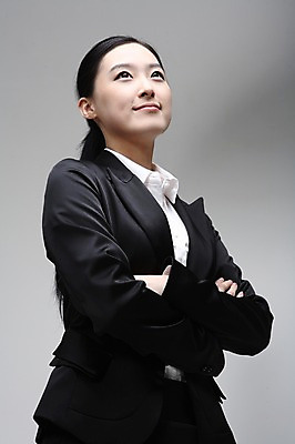 포토 JPG 스튜디오촬영 여자 포즈 비즈니스 모션 실내 한명 사람 동양인 정장 상반신 20대 성인 팔짱 한국인 직장인 비즈니스우먼 여자만 여자한명만 성인여자만 청년만 청년여자만 성인한명만 청년여자한명만 성인여자한명만 성인만 국내포토 직업 1 옷 인종 청년 내부 파일형식