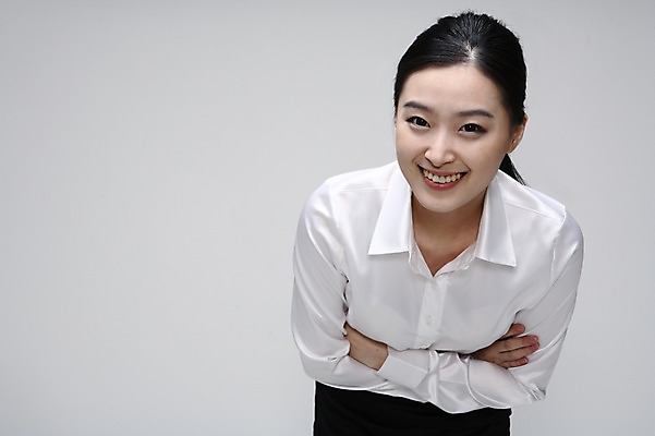 포토 JPG 스튜디오촬영 여자 포즈 비즈니스 모션 실내 한명 미소 웃음 사람 동양인 정장 상반신 20대 성인 팔짱 한국인 직장인 비즈니스우먼 여자만 여자한명만 성인여자만 청년만 청년여자만 성인한명만 청년여자한명만 성인여자한명만 성인만 국내포토 직업 1 옷 표정 인종 청년 내부 파일형식