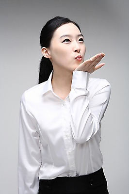 포토 JPG 스튜디오촬영 여자 포즈 비즈니스 모션 실내 표정 한명 사람 동양인 정장 손짓 상반신 20대 성인 한국인 직장인 비즈니스우먼 여자만 여자한명만 성인여자만 청년만 청년여자만 성인한명만 청년여자한명만 성인여자한명만 성인만 국내포토 직업 1 옷 인종 청년 내부 파일형식