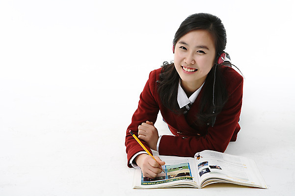 포토 JPG 스튜디오촬영 학생 여학생 여자 교복 엎드리기 이어폰 포즈 모션 청소년 고등학생 실내 한명 미소 웃음 사람 동양인 손짓 상반신 성인 10대 책 연필 한국인 수험생 여자만 여자한명만 국내포토 1 옷 음향기기 학용품 표정 인종 내부 필기구 파일형식