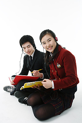 포토 JPG 스튜디오촬영 전신 학생 여자 남자 교복 이어폰 포즈 모션 청소년 고등학생 실내 미소 웃음 사람 앉기 동양인 손짓 성인 두명 10대 책 연필 한국인 수험생 국내포토 옷 음향기기 학용품 표정 인종 내부 필기구 파일형식