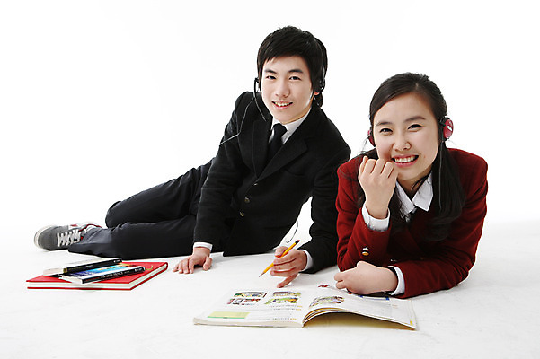 포토 JPG 스튜디오촬영 학생 여자 남자 교복 엎드리기 이어폰 포즈 모션 청소년 고등학생 실내 미소 웃음 사람 앉기 동양인 손짓 상반신 성인 두명 10대 책 연필 한국인 수험생 국내포토 옷 음향기기 학용품 표정 인종 내부 필기구 파일형식