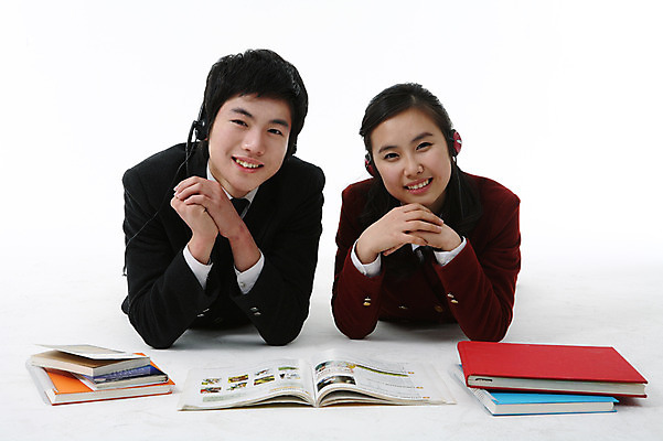 포토 JPG 스튜디오촬영 학생 여자 남자 교복 이어폰 포즈 모션 청소년 고등학생 실내 미소 웃음 사람 앉기 동양인 손짓 상반신 성인 두명 10대 책 공책 한국인 책상 수험생 국내포토 옷 음향기기 가구 문구용품 표정 인종 내부 파일형식