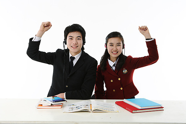 포토 JPG 스튜디오촬영 학생 여자 남자 교복 이어폰 포즈 모션 청소년 고등학생 실내 미소 웃음 사람 앉기 동양인 손짓 상반신 성인 두명 10대 책 연필 손들기 공책 한국인 책상 수험생 국내포토 옷 음향기기 가구 문구용품 학용품 표정 인종 내부 필기구 파일형식