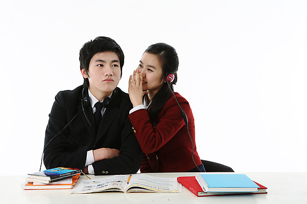 포토 JPG 스튜디오촬영 학생 여자 남자 교복 이어폰 포즈 의자 모션 청소년 고등학생 실내 사람 앉기 동양인 손짓 상반신 성인 두명 10대 책 연필 공책 한국인 귓속말 책상 수험생 국내포토 옷 음향기기 가구 문구용품 학용품 인종 내부 필기구 파일형식