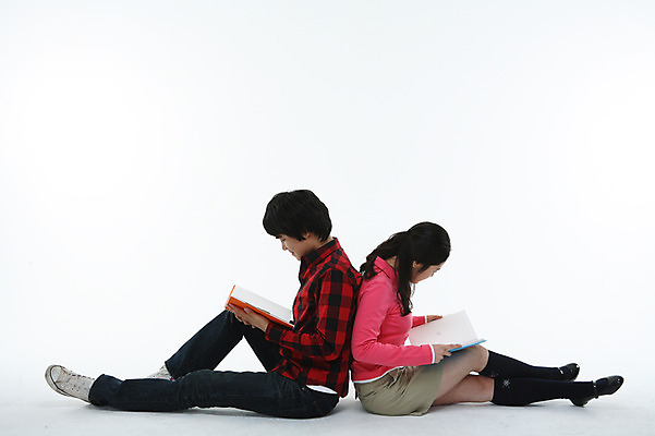 포토 JPG 스튜디오촬영 전신 학생 여자 남자 대학생 포즈 모션 실내 사람 앉기 동양인 20대 성인 두명 책 독서 한국인 청년만 성인만 국내포토 인종 청년 내부 파일형식