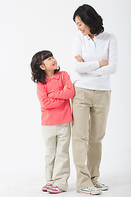 포토 JPG 스튜디오촬영 전신 여자 딸 초등학생 어린이 포즈 가족 모션 모녀 엄마 실내 서기 미소 웃음 사람 동양인 소녀 성인 두명 30대 팔짱 화목 다정 한국인 여자만 국내포토 학생 컨셉 관계 표정 인종 내부 장년 파일형식