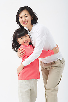 포토 JPG 스튜디오촬영 여자 딸 초등학생 어린이 포즈 가족 안기 모션 모녀 엄마 실내 서기 미소 웃음 사람 동양인 소녀 상반신 성인 두명 30대 화목 다정 한국인 여자만 국내포토 학생 컨셉 관계 표정 인종 내부 장년 파일형식