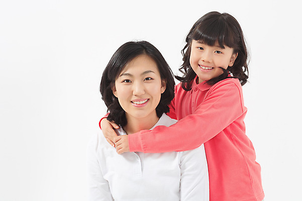 포토 JPG 스튜디오촬영 여자 딸 초등학생 어린이 포즈 가족 안기 모션 모녀 엄마 실내 미소 웃음 사람 동양인 소녀 상반신 성인 두명 30대 화목 다정 한국인 여자만 국내포토 학생 컨셉 관계 표정 인종 내부 장년 파일형식
