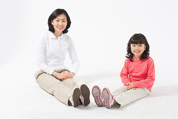 포토 JPG 스튜디오촬영 전신 여자 딸 초등학생 어린이 포즈 가족 모션 모녀 엄마 실내 미소 웃음 사람 앉기 동양인 소녀 성인 두명 30대 화목 다정 한국인 여자만 국내포토 학생 컨셉 관계 표정 인종 내부 장년 파일형식