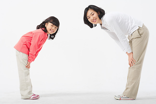 포토 JPG 스튜디오촬영 전신 여자 딸 초등학생 어린이 포즈 가족 모션 모녀 엄마 실내 미소 웃음 사람 동양인 소녀 성인 두명 30대 화목 다정 한국인 여자만 국내포토 학생 컨셉 관계 표정 인종 내부 장년 파일형식