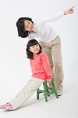 포토 JPG 스튜디오촬영 전신 여자 딸 초등학생 어린이 포즈 의자 가족 모션 모녀 엄마 실내 서기 미소 웃음 사람 앉기 동양인 손짓 소녀 성인 두명 30대 화목 다정 한국인 가리킴 여자만 국내포토 학생 가구 컨셉 관계 표정 인종 내부 장년 파일형식