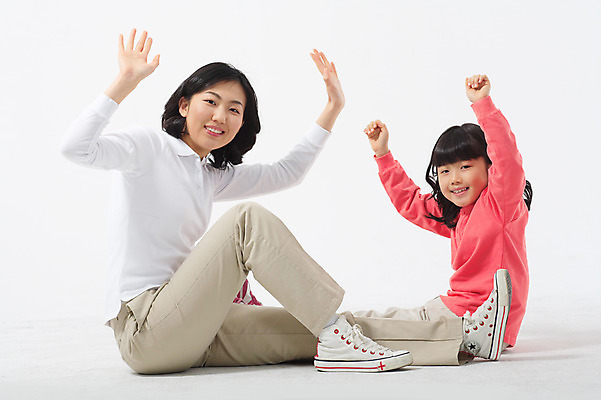 포토 JPG 스튜디오촬영 전신 여자 딸 초등학생 어린이 포즈 가족 모션 모녀 엄마 실내 미소 웃음 사람 앉기 동양인 소녀 성인 두명 30대 화목 다정 만세 한국인 여자만 국내포토 학생 컨셉 관계 표정 인종 내부 장년 파일형식