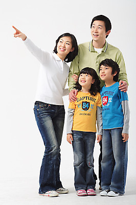 포토 JPG 스튜디오촬영 전신 여자 남자 딸 아들 초등학생 어린이 포즈 가족 모션 엄마 실내 서기 미소 웃음 사람 동양인 손짓 소녀 소년 여러명 성인 30대 화목 다정 한국인 가리킴 국내포토 학생 다수 컨셉 관계 표정 인종 내부 장년 파일형식