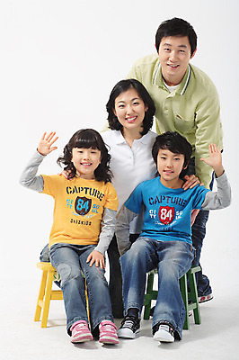 포토 JPG 스튜디오촬영 전신 여자 남자 딸 아들 초등학생 어린이 포즈 의자 가족 모션 엄마 실내 서기 미소 웃음 사람 앉기 동양인 손짓 소녀 소년 여러명 성인 30대 화목 다정 한국인 인사 국내포토 학생 가구 다수 컨셉 관계 표정 인종 내부 장년 예절 파일형식