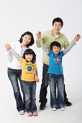 포토 JPG 스튜디오촬영 전신 여자 남자 딸 아들 초등학생 어린이 포즈 가족 모션 엄마 실내 서기 미소 웃음 사람 동양인 소녀 소년 여러명 성인 30대 손잡기 화목 다정 한국인 국내포토 학생 다수 컨셉 관계 표정 인종 내부 장년 파일형식