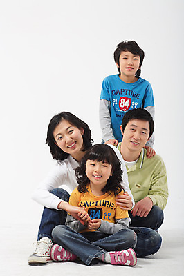 포토 JPG 스튜디오촬영 전신 여자 남자 딸 아들 초등학생 어린이 포즈 가족 모션 엄마 실내 서기 미소 웃음 사람 앉기 동양인 소녀 소년 여러명 성인 30대 화목 다정 한국인 국내포토 학생 다수 컨셉 관계 표정 인종 내부 장년 파일형식