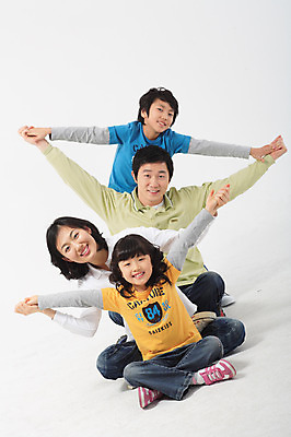 포토 JPG 스튜디오촬영 전신 여자 남자 딸 아들 초등학생 어린이 포즈 가족 모션 엄마 실내 서기 미소 웃음 사람 앉기 동양인 소녀 소년 여러명 성인 30대 손잡기 화목 다정 한국인 국내포토 학생 다수 컨셉 관계 표정 인종 내부 장년 파일형식