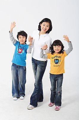 포토 JPG 스튜디오촬영 전신 여자 남자 딸 아들 초등학생 어린이 포즈 가족 모션 엄마 실내 서기 미소 웃음 사람 동양인 손짓 소녀 소년 성인 세명 30대 손잡기 화목 다정 한국인 인사 국내포토 학생 컨셉 관계 표정 인종 내부 장년 예절 파일형식
