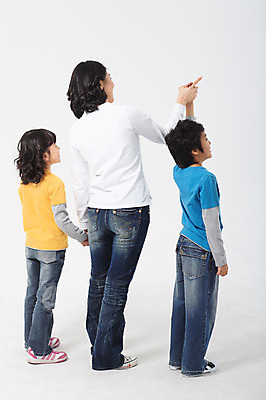 포토 JPG 스튜디오촬영 전신 여자 남자 딸 아들 초등학생 어린이 포즈 가족 모션 엄마 실내 서기 미소 웃음 사람 동양인 손짓 소녀 소년 성인 뒷모습 세명 30대 손잡기 화목 다정 한국인 인사 국내포토 학생 뷰포인트 컨셉 관계 표정 인종 내부 장년 예절 파일형식