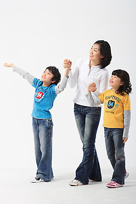 포토 JPG 스튜디오촬영 전신 여자 남자 딸 아들 초등학생 어린이 포즈 가족 모션 엄마 실내 서기 미소 웃음 사람 동양인 손짓 소녀 소년 성인 세명 30대 손잡기 화목 다정 한국인 인사 국내포토 학생 컨셉 관계 표정 인종 내부 장년 예절 파일형식