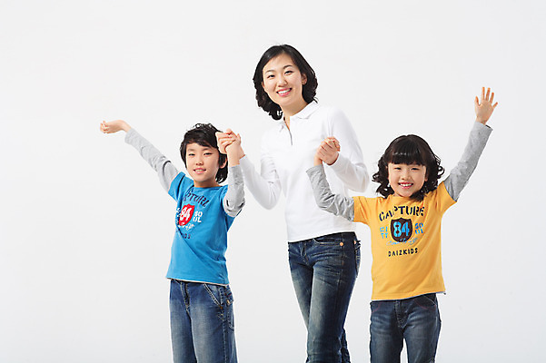 포토 JPG 스튜디오촬영 여자 남자 딸 아들 초등학생 어린이 포즈 가족 모션 엄마 실내 서기 미소 웃음 사람 동양인 손짓 소녀 소년 상반신 성인 세명 30대 손잡기 화목 다정 만세 한국인 국내포토 학생 컨셉 관계 표정 인종 내부 장년 파일형식