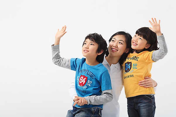 포토 JPG 스튜디오촬영 여자 남자 딸 아들 초등학생 어린이 포즈 가족 모션 엄마 실내 서기 미소 웃음 사람 동양인 손짓 소녀 소년 상반신 성인 세명 30대 화목 다정 한국인 인사 국내포토 학생 컨셉 관계 표정 인종 내부 장년 예절 파일형식