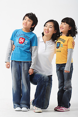 포토 JPG 스튜디오촬영 전신 여자 남자 딸 아들 초등학생 어린이 포즈 가족 모션 엄마 실내 서기 미소 웃음 사람 동양인 소녀 소년 성인 세명 30대 화목 다정 한국인 국내포토 학생 컨셉 관계 표정 인종 내부 장년 파일형식