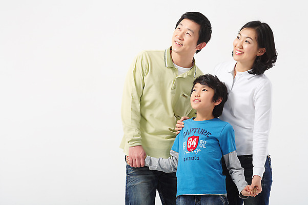 포토 JPG 스튜디오촬영 여자 남자 아들 초등학생 어린이 포즈 가족 모션 엄마 실내 서기 미소 웃음 사람 동양인 소년 상반신 성인 세명 30대 손잡기 화목 다정 한국인 아빠 국내포토 학생 컨셉 관계 표정 인종 내부 장년 파일형식