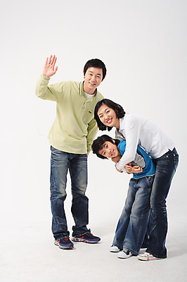 포토 JPG 스튜디오촬영 전신 여자 남자 아들 초등학생 어린이 포즈 가족 안기 모션 엄마 실내 서기 미소 웃음 사람 동양인 손짓 소년 성인 세명 30대 화목 다정 한국인 인사 아빠 국내포토 학생 컨셉 관계 표정 인종 내부 장년 예절 파일형식