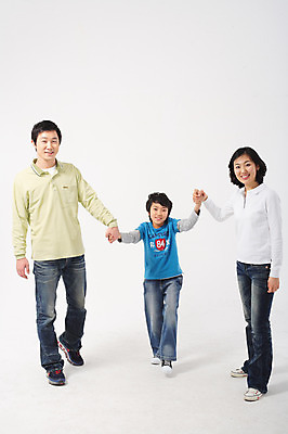 포토 JPG 스튜디오촬영 전신 여자 남자 아들 초등학생 어린이 포즈 가족 모션 엄마 실내 서기 미소 웃음 사람 동양인 소년 성인 세명 30대 손잡기 화목 다정 한국인 아빠 국내포토 학생 컨셉 관계 표정 인종 내부 장년 파일형식