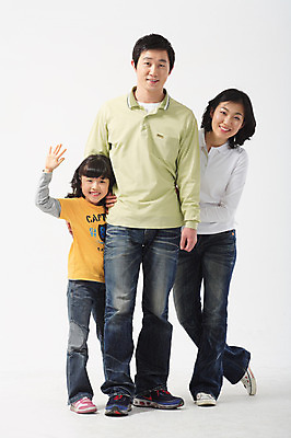 포토 JPG 스튜디오촬영 전신 여자 남자 딸 초등학생 어린이 포즈 가족 모션 엄마 실내 서기 미소 웃음 사람 동양인 손짓 소녀 성인 세명 30대 화목 다정 한국인 인사 아빠 국내포토 학생 컨셉 관계 표정 인종 내부 장년 예절 파일형식