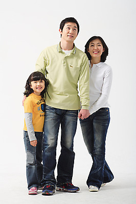 포토 JPG 스튜디오촬영 전신 여자 남자 딸 초등학생 어린이 포즈 가족 모션 엄마 실내 서기 미소 웃음 사람 동양인 소녀 성인 세명 30대 손잡기 화목 다정 한국인 아빠 국내포토 학생 컨셉 관계 표정 인종 내부 장년 파일형식