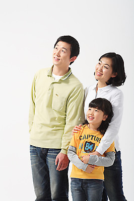 포토 JPG 스튜디오촬영 여자 남자 딸 초등학생 어린이 포즈 가족 모션 엄마 실내 서기 미소 웃음 사람 동양인 소녀 상반신 성인 세명 30대 화목 다정 한국인 아빠 국내포토 학생 컨셉 관계 표정 인종 내부 장년 파일형식