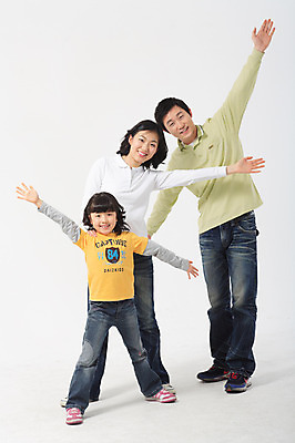 포토 JPG 스튜디오촬영 전신 여자 남자 딸 초등학생 어린이 포즈 가족 모션 엄마 실내 서기 미소 웃음 사람 동양인 소녀 성인 세명 30대 화목 다정 한국인 아빠 국내포토 학생 컨셉 관계 표정 인종 내부 장년 파일형식