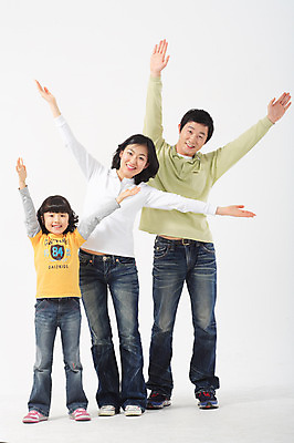 포토 JPG 스튜디오촬영 전신 여자 남자 딸 초등학생 어린이 포즈 가족 모션 엄마 실내 서기 미소 웃음 사람 동양인 소녀 성인 세명 30대 화목 다정 만세 한국인 아빠 국내포토 학생 컨셉 관계 표정 인종 내부 장년 파일형식