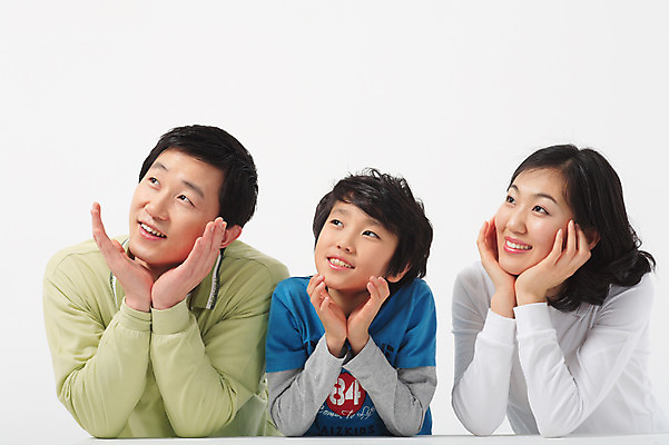 포토 JPG 스튜디오촬영 여자 남자 아들 초등학생 어린이 포즈 가족 모션 엄마 실내 미소 웃음 사람 동양인 소년 상반신 성인 세명 30대 화목 다정 한국인 아빠 즐거움 국내포토 학생 감정 컨셉 관계 표정 인종 내부 장년 파일형식
