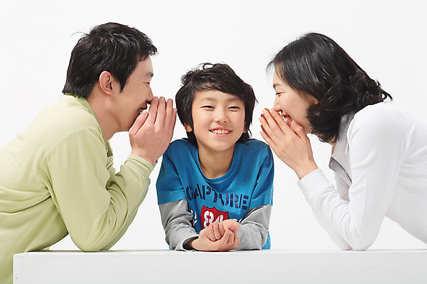 포토 JPG 스튜디오촬영 여자 남자 아들 초등학생 어린이 포즈 가족 모션 엄마 실내 미소 웃음 사람 동양인 소년 상반신 성인 세명 30대 화목 다정 한국인 아빠 즐거움 국내포토 학생 감정 컨셉 관계 표정 인종 내부 장년 파일형식