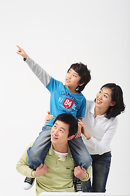 포토 JPG 스튜디오촬영 전신 여자 남자 아들 초등학생 어린이 포즈 가족 모션 엄마 실내 서기 사람 동양인 손짓 소년 상반신 성인 세명 30대 손잡기 화목 다정 한국인 가리킴 목말 아빠 국내포토 학생 컨셉 관계 인종 내부 장년 파일형식