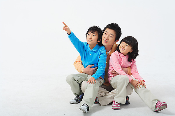 포토 JPG 스튜디오촬영 전신 여자 남자 딸 아들 초등학생 어린이 포즈 가족 모션 실내 미소 웃음 사람 앉기 동양인 손짓 소녀 소년 성인 세명 30대 손잡기 화목 다정 한국인 가리킴 아빠 즐거움 국내포토 학생 감정 컨셉 관계 표정 인종 내부 장년 파일형식