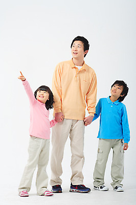 포토 JPG 스튜디오촬영 전신 여자 남자 딸 아들 초등학생 어린이 포즈 가족 모션 실내 서기 사람 동양인 손짓 소녀 소년 성인 세명 30대 손잡기 화목 다정 한국인 가리킴 아빠 국내포토 학생 컨셉 관계 인종 내부 장년 파일형식