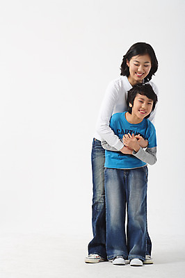 포토 JPG 스튜디오촬영 전신 여자 남자 초등학생 어린이 포즈 가족 안기 모션 엄마 실내 서기 미소 웃음 사람 동양인 소년 성인 두명 30대 화목 다정 한국인 즐거움 국내포토 모자관계 학생 감정 아들 컨셉 관계 표정 인종 내부 장년 파일형식