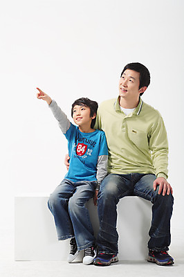 포토 JPG 스튜디오촬영 전신 남자 아들 초등학생 어린이 포즈 가족 모션 실내 사람 앉기 동양인 손짓 소년 성인 두명 30대 화목 다정 한국인 가리킴 아빠 남자만 국내포토 학생 컨셉 관계 인종 내부 장년 파일형식