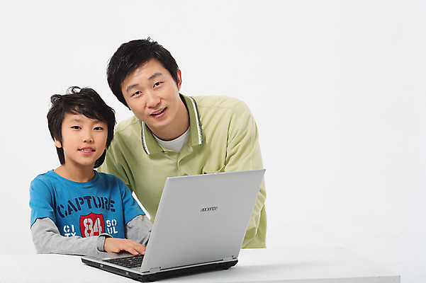 포토 JPG 스튜디오촬영 남자 아들 초등학생 어린이 포즈 가족 모션 실내 사람 앉기 동양인 소년 상반신 성인 두명 30대 노트북 컴퓨터 화목 다정 한국인 아빠 책상 남자만 국내포토 학생 가구 컨셉 관계 인종 내부 장년 전자제품 파일형식