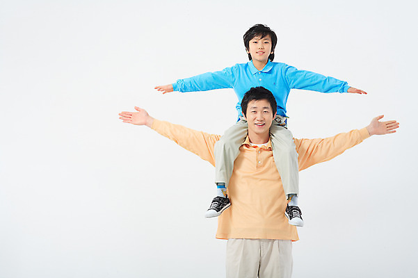 포토 JPG 스튜디오촬영 전신 남자 아들 초등학생 어린이 포즈 가족 모션 실내 서기 사람 동양인 소년 상반신 성인 두명 30대 화목 다정 한국인 목말 아빠 남자만 국내포토 학생 컨셉 관계 인종 내부 장년 파일형식