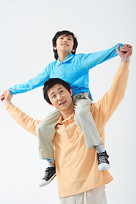 포토 JPG 스튜디오촬영 전신 남자 아들 초등학생 어린이 포즈 가족 모션 실내 서기 사람 동양인 소년 상반신 성인 두명 30대 화목 다정 한국인 목말 아빠 남자만 국내포토 학생 컨셉 관계 인종 내부 장년 파일형식