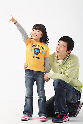 포토 JPG 스튜디오촬영 전신 여자 남자 딸 초등학생 어린이 포즈 가족 모션 실내 서기 미소 웃음 사람 앉기 동양인 손짓 소녀 성인 두명 30대 화목 다정 한국인 가리킴 아빠 부녀 국내포토 학생 컨셉 관계 표정 인종 내부 장년 파일형식