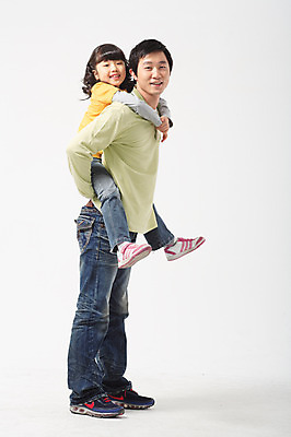 포토 JPG 스튜디오촬영 전신 여자 남자 딸 초등학생 어린이 포즈 가족 모션 실내 서기 웃음 사람 동양인 소녀 성인 두명 30대 화목 다정 한국인 아빠 업기 부녀 국내포토 학생 컨셉 관계 표정 인종 내부 장년 파일형식