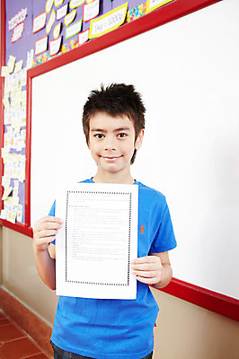 포토 JPG 서양인 외국인 해외기획촬영 학생 어린이교육 교육 남자 종이 초등학생 어린이 2010년태국 포즈 교실 학교 모션 수업 수업중 실내 초등학교 초등교육 한명 서기 미소 들기 사람 소년 상반신 스쿨라이프 과제 남자만 남자한명만 어린이만 소년만 소년한명만 국내포토 1 라이프스타일 표정 인종 내부 파일형식